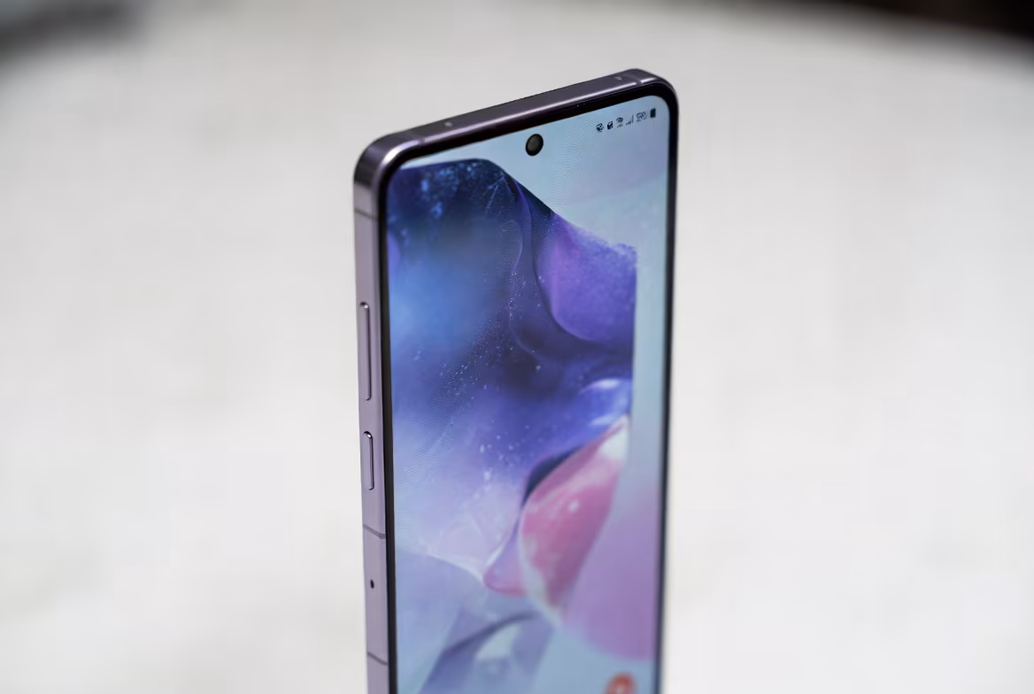 iPhone 17 задал тренд: топ-5 китайских брендов переходят на квадратные фронтальные камеры