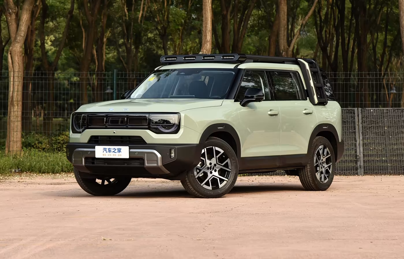 Гибридный внедорожник BAIC BJ30 Highlight Edition: 409 л.с., полный привод и цена 1,5 млн рублей