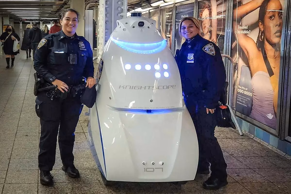 В Огайо полицейского робота DubBot уволили за год без единого штрафа