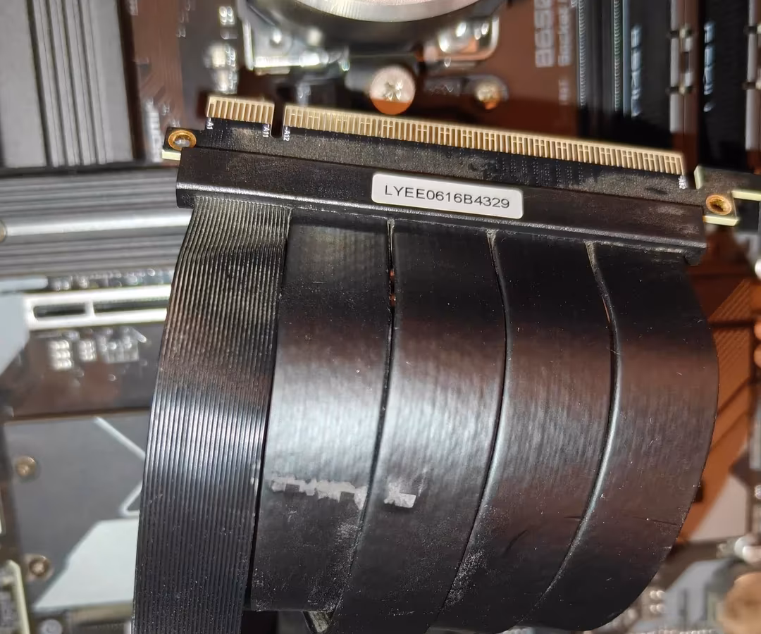 Владелец RTX 5090 сообщил о расплавлении райзер-кабеля из-за перегрева
