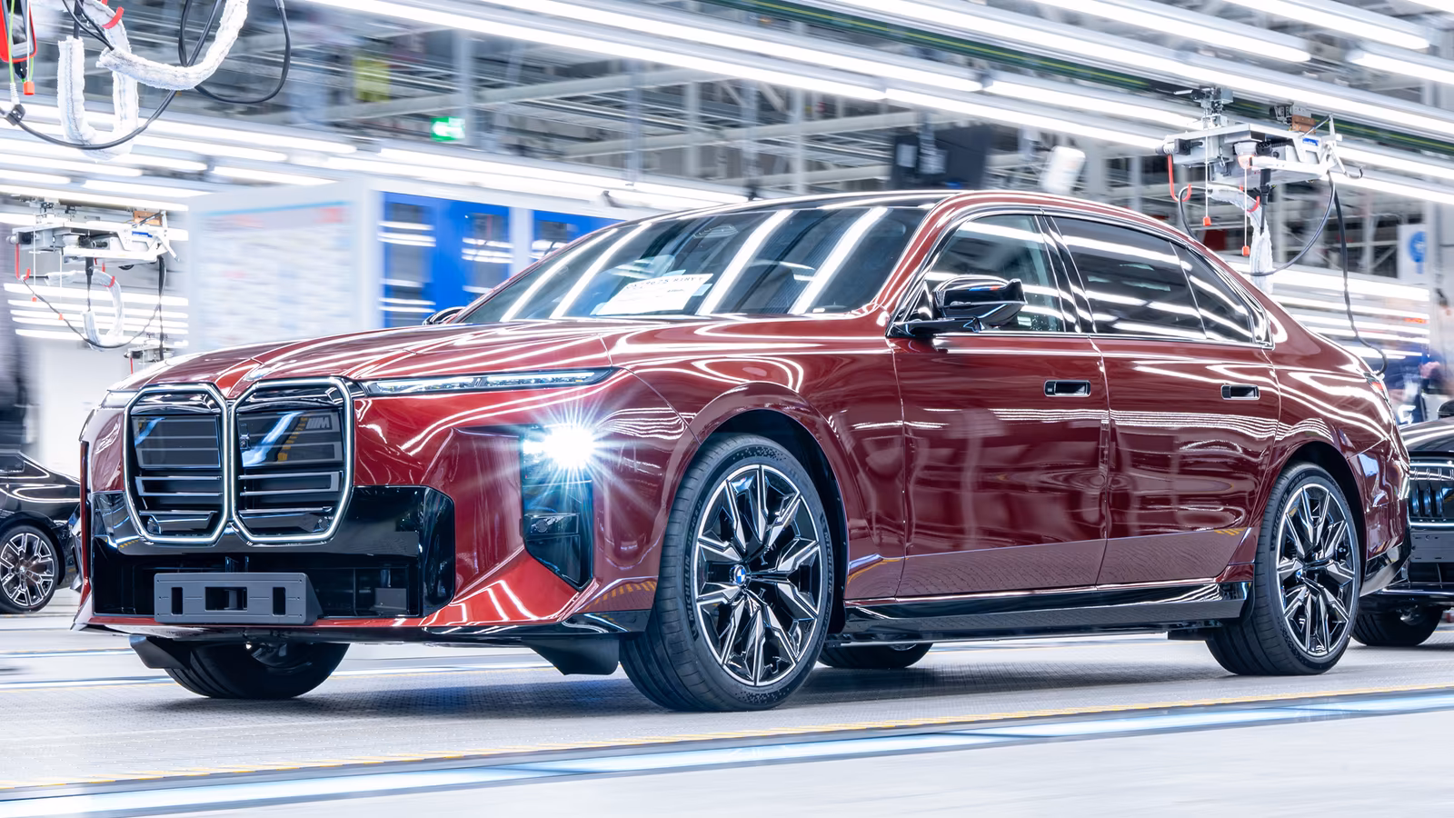BMW начала выпуск новой 7 Series: до 727 км на одном заряде и 28 минут до 80%