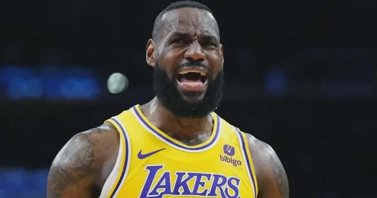 Инсайдер ESPN: клубы передают голосовые сообщения Леброну через его агента