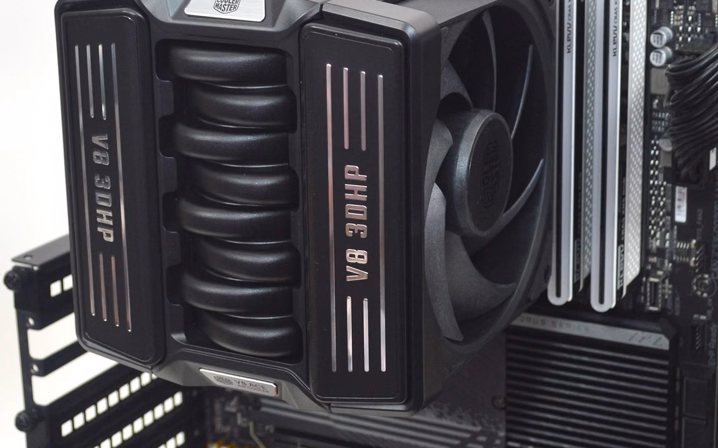 Cooler Master представила кулер V8 ACE 3DHP с дизайном в стиле V8 за $120