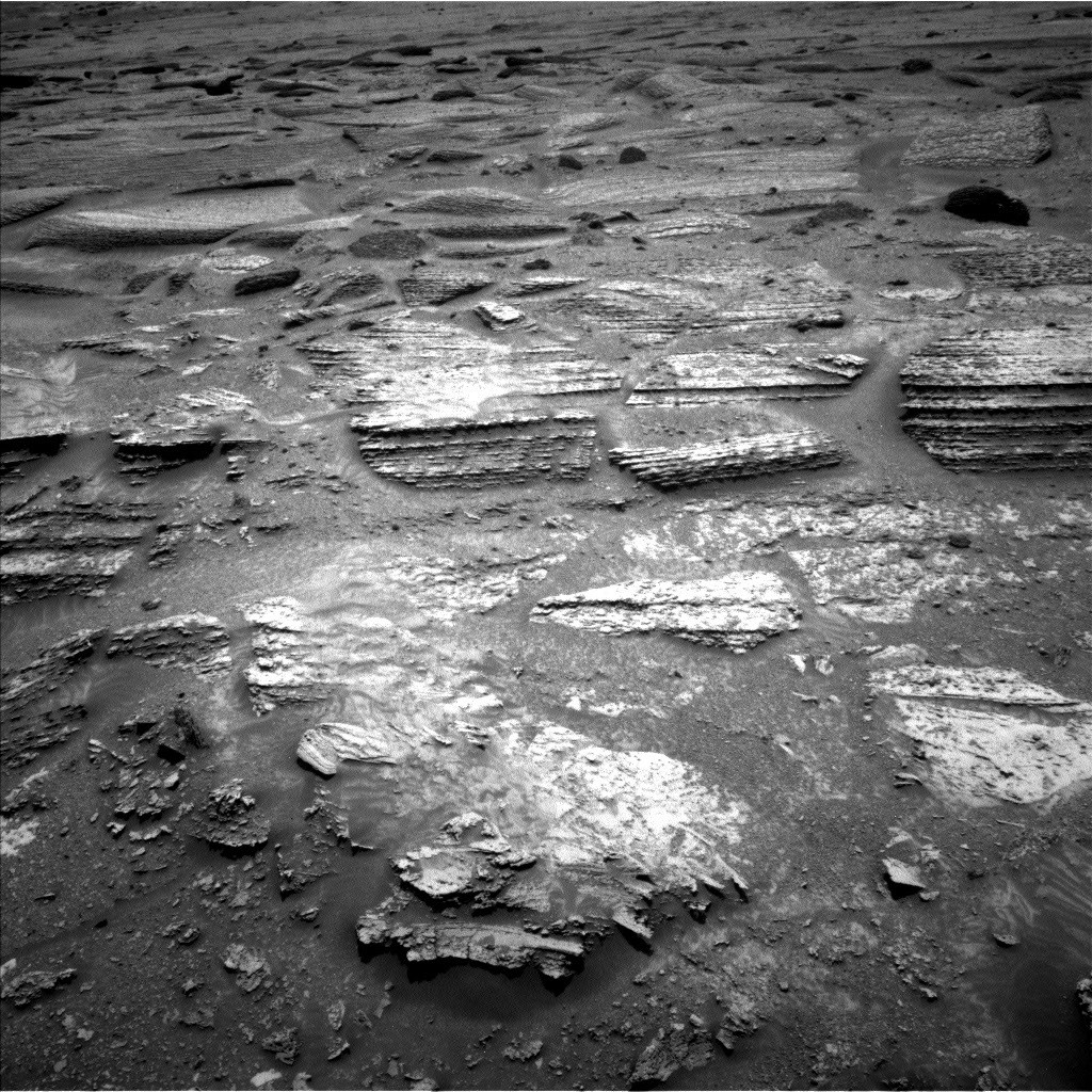 Curiosity приближается к геологической границе на Марсе: от песков к скалам