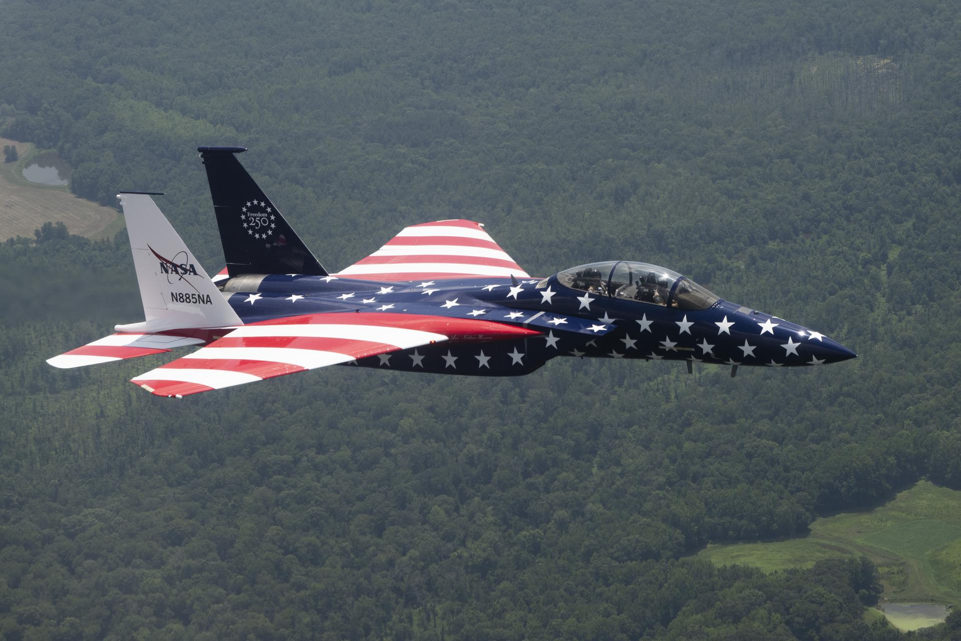 NASA ����������� ����������� F-15 � F/A-18 � ����� ����� � 250-����� ���