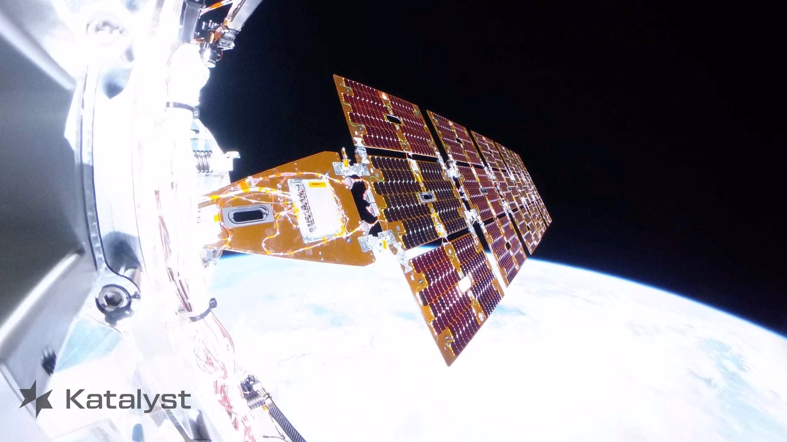 Орбитальный спасатель LINK исправил сбои на пути к телескопу NASA Swift