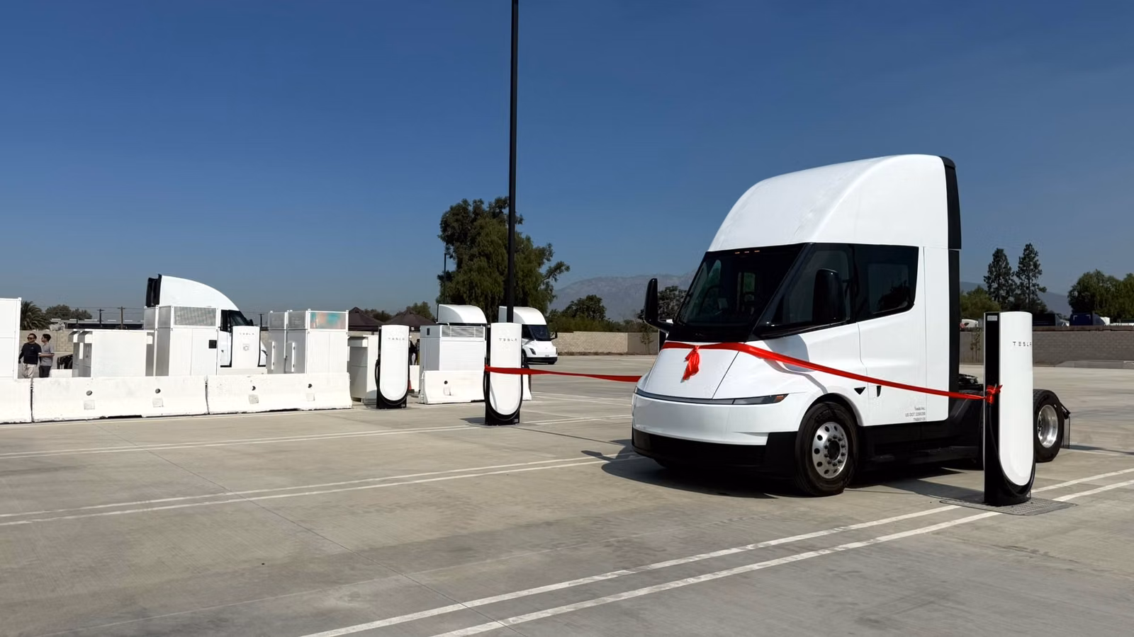 Tesla открыла первую станцию Megacharger мощностью 1200 кВт для грузовиков Semi