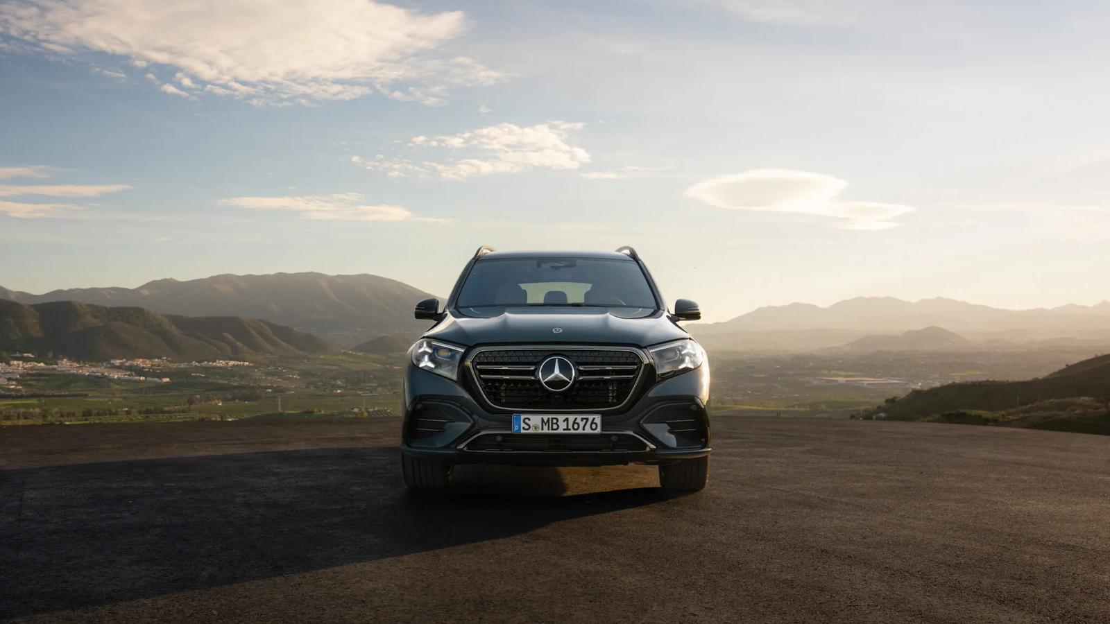 Mercedes-Maybach представил GLS 2026: светящаяся решетка и новый V8 Euro 7 — конкурент Rolls-Royce Cullinan