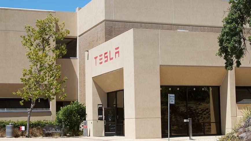 Рекордные поставки Tesla не спасли акции: инвесторы ждут ИИ и роботов