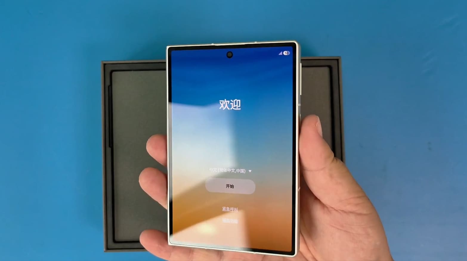 Samsung Galaxy Z Fold 8 �������� ������: ������, ��� 206 � � ����������� � iPhone Ultra