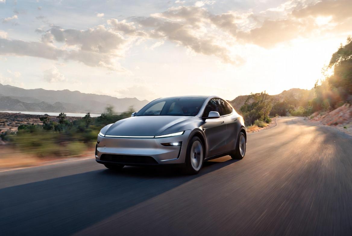 Tesla FSD: годовой пробег автопилота сравнялся с полётом «Вояджера-1» за полвека