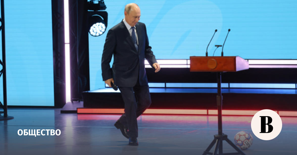 Путин сыграл в футбол с юным ведущим на финале «Большой перемены» Путин сыграл в футбол с юным ведущим на финале «Большой перемены»