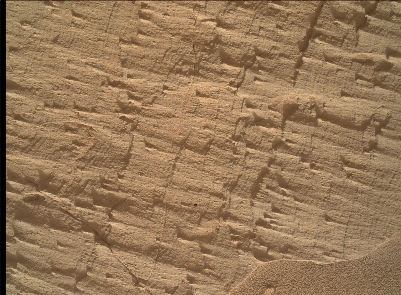 Марсоход Curiosity начал восхождение к разрыву в осадочных породах кратера Гейла