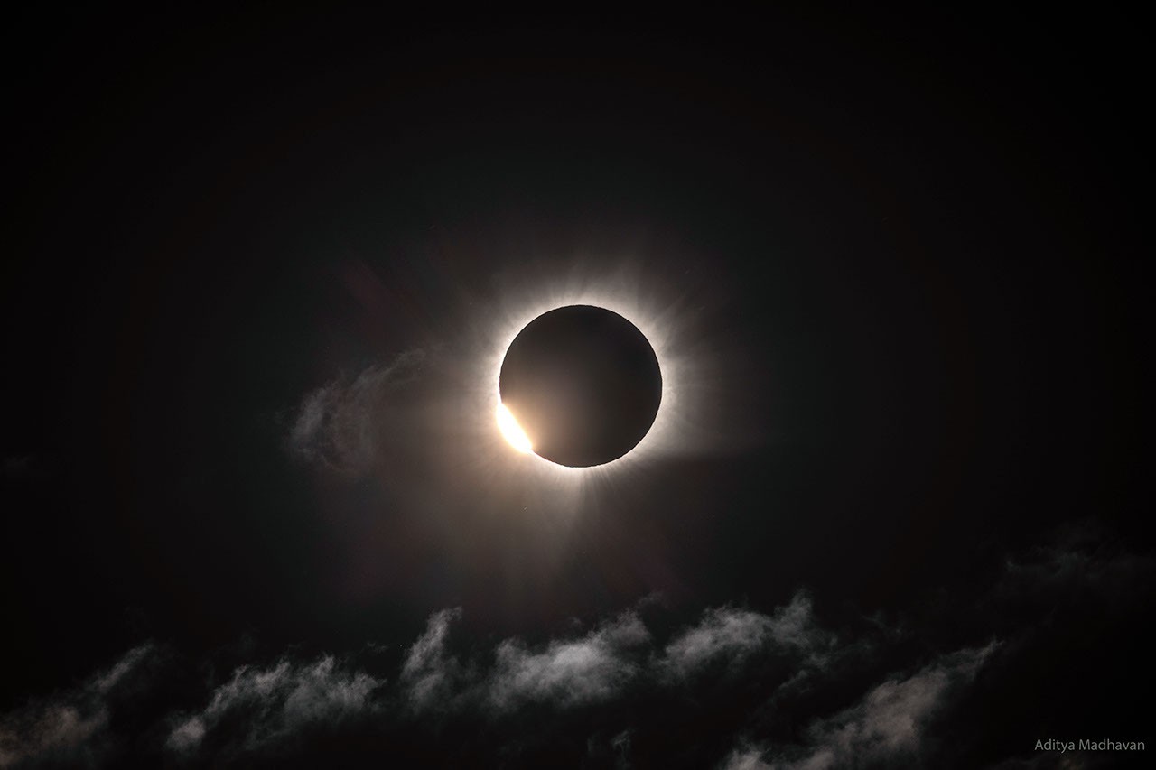 NASA показала фото полного солнечного затмения из Гренландии