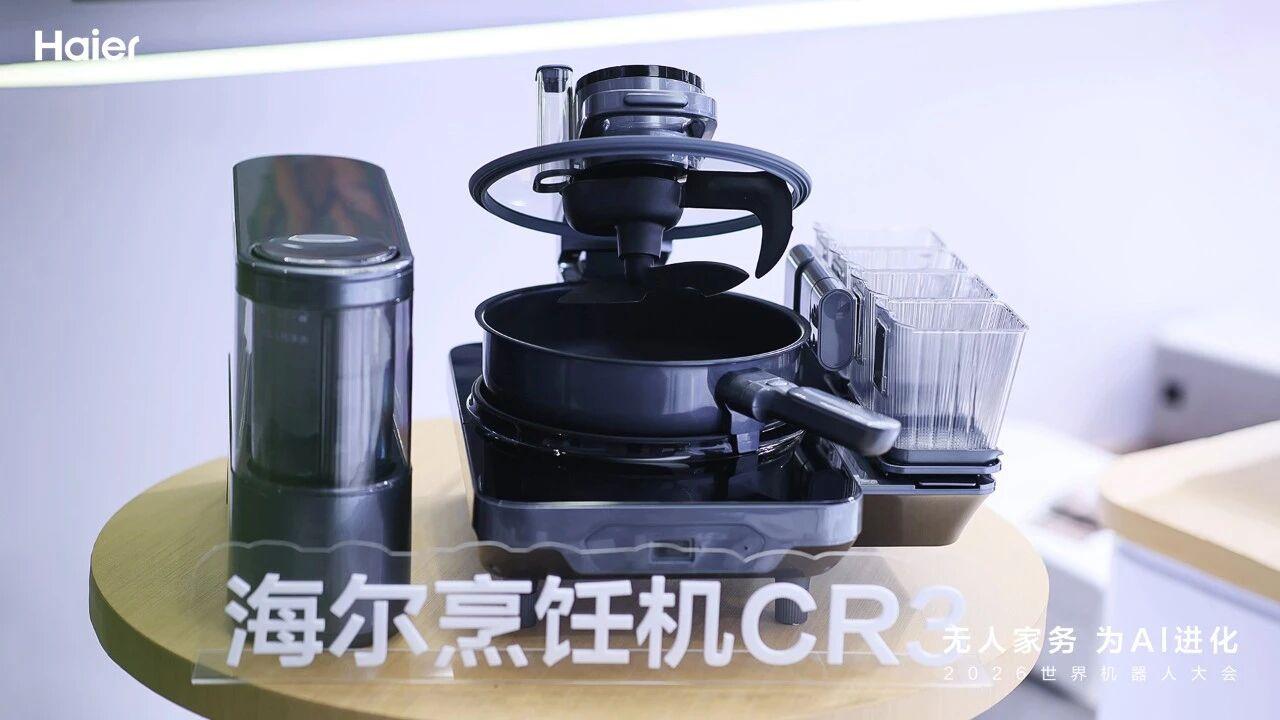 Haier представила робота-повара AI Kitchen Genius CR3: сам жарит и моет сковороду