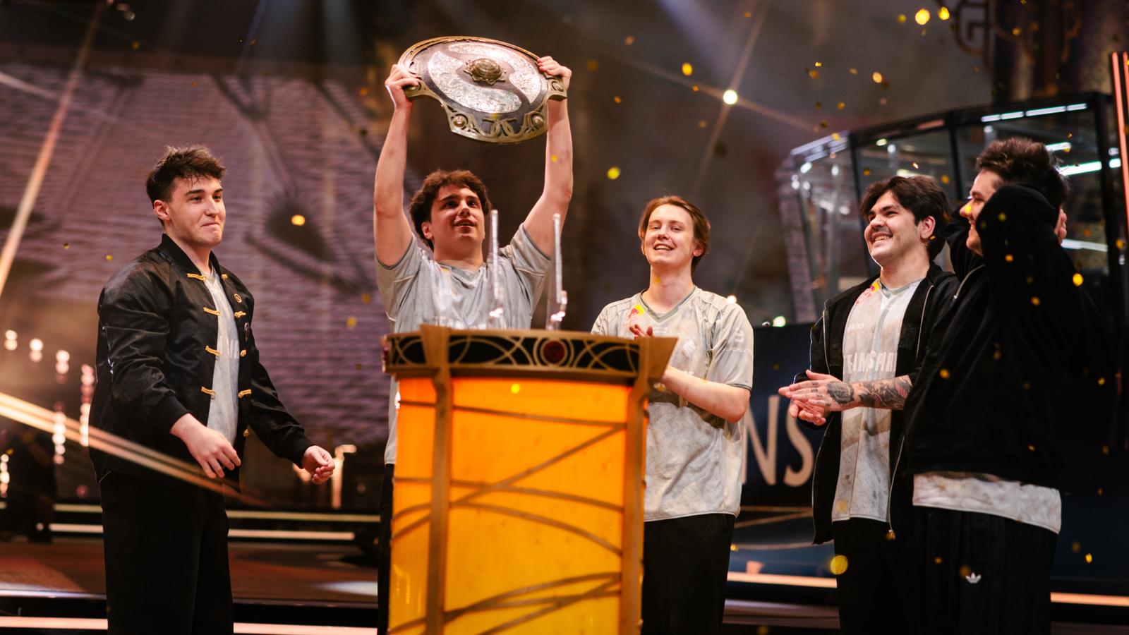 Team Spirit в рекордный третий раз выиграла чемпионат мира по Dota 2