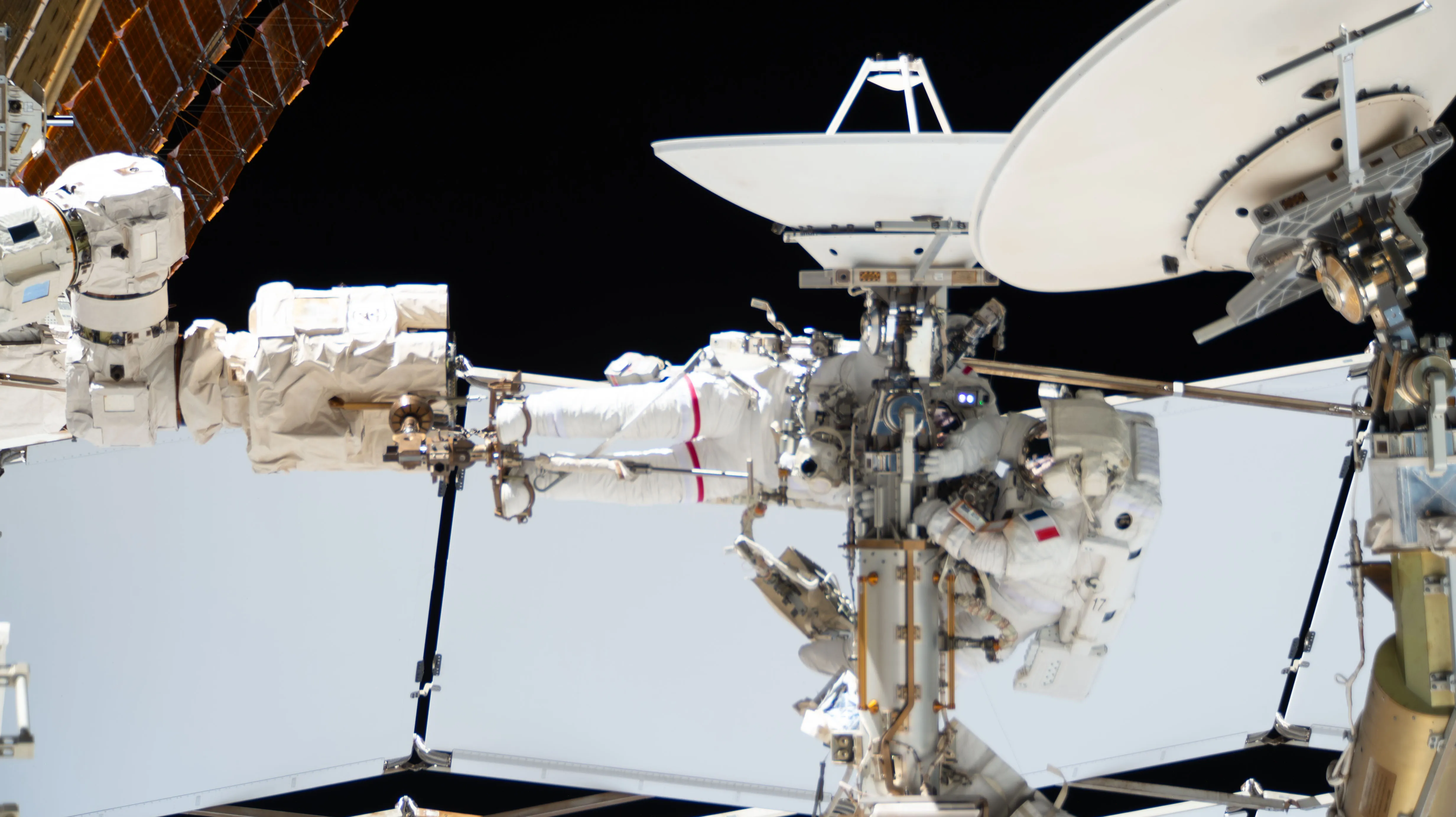 Астронавты NASA и ESA вышли в открытый космос для установки высокоскоростного оборудования