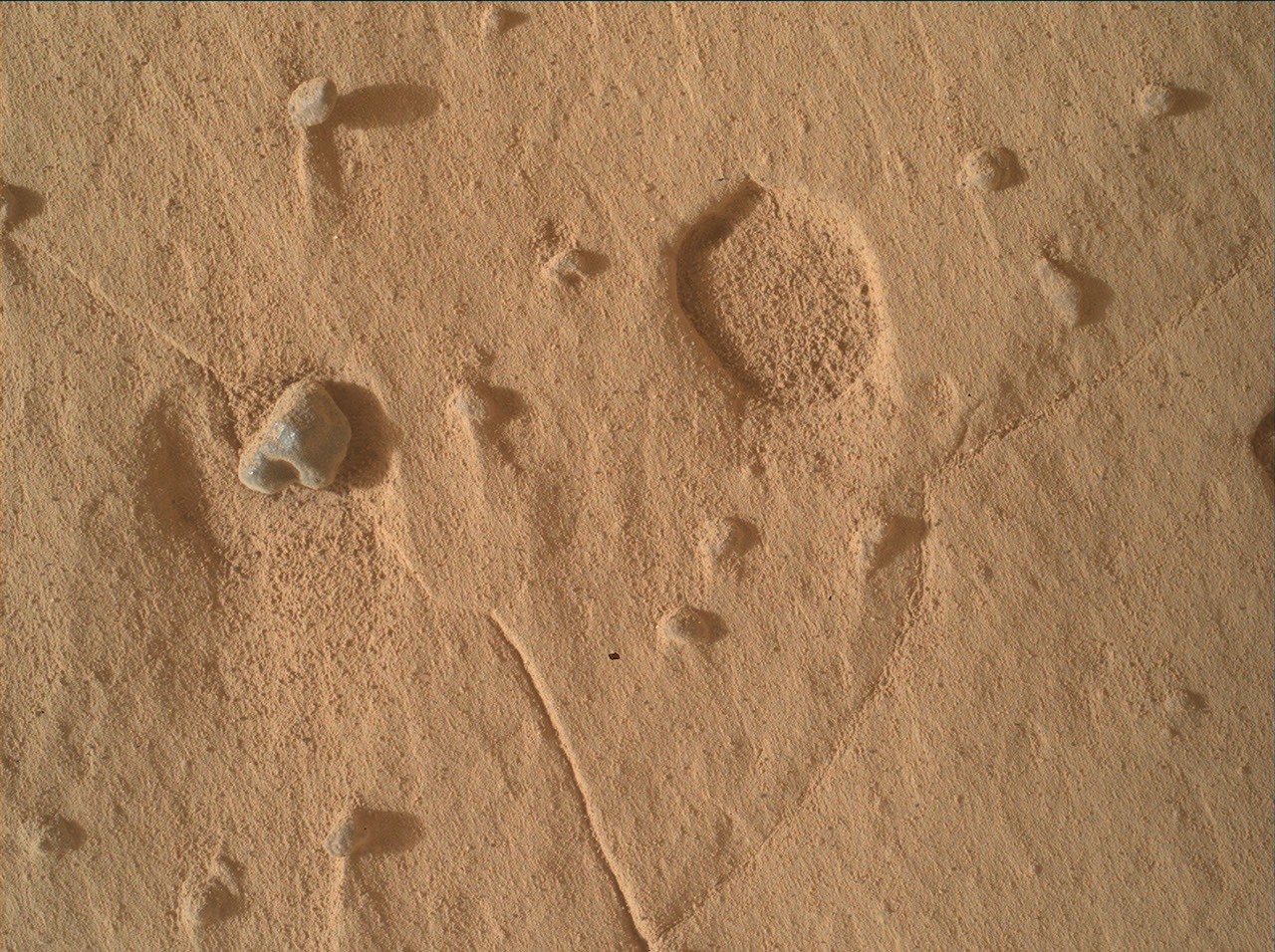 Марсоход Curiosity спустя 14 лет на Марсе наткнулся на необычные ямы