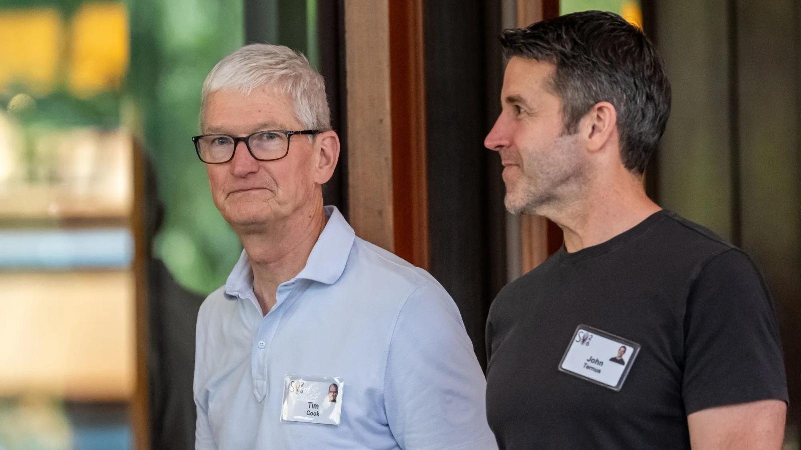 Тим Кук, покинув пост CEO Apple, сохранит компенсацию почти как у преемника