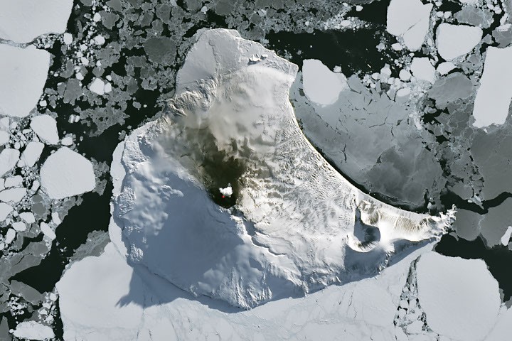 NASA показало яркое пятно на вулкане Майкл в Южных Сандвичевых островах