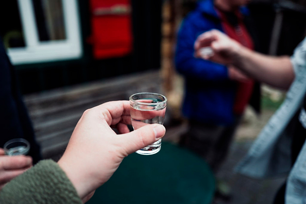 Пить меньше: крепкий алкоголь в России будет стоить дороже